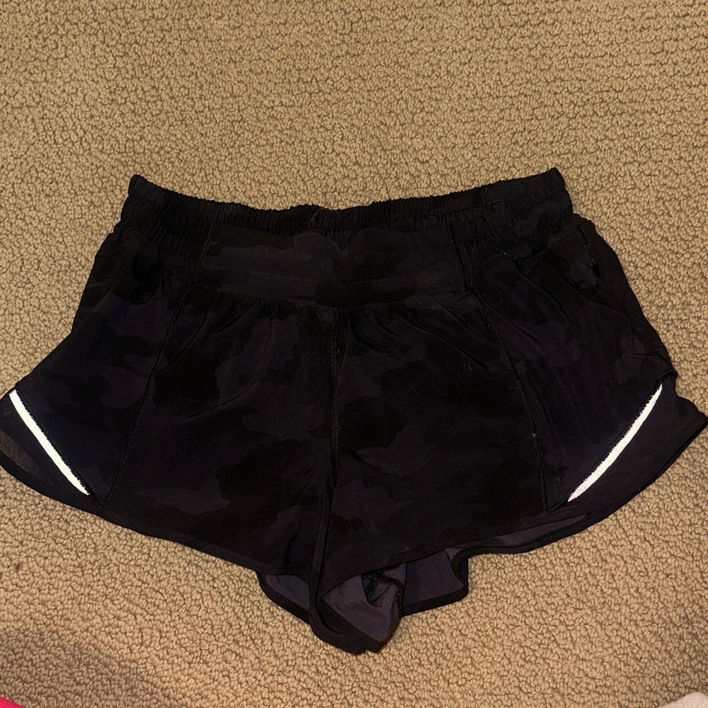 Lululemon hotty hot 2.5 inch shorts